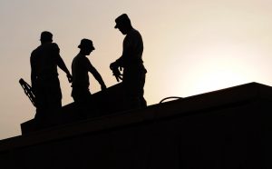 workers-on-rooftop-659885_1920